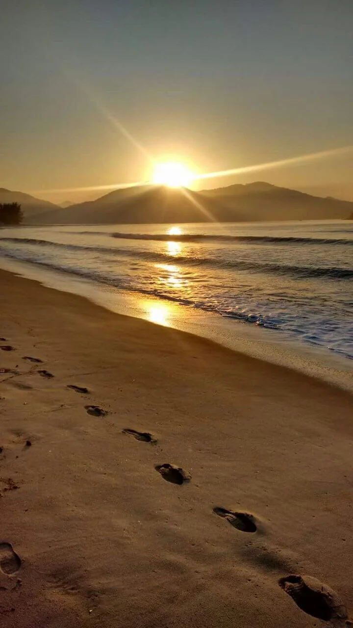 Sol se pondo sobre o mar na Praia da Lagoinha