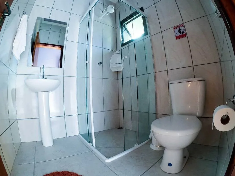 Banheiro de uma acomodação da Pousada Vibe
