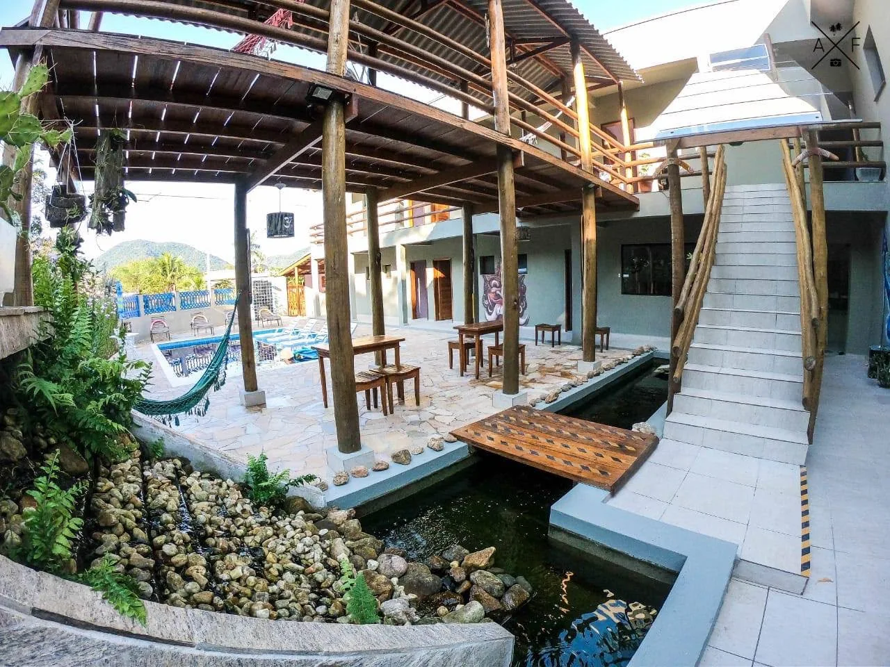 Área de convivência e arquitetura da Pousada Vibe
