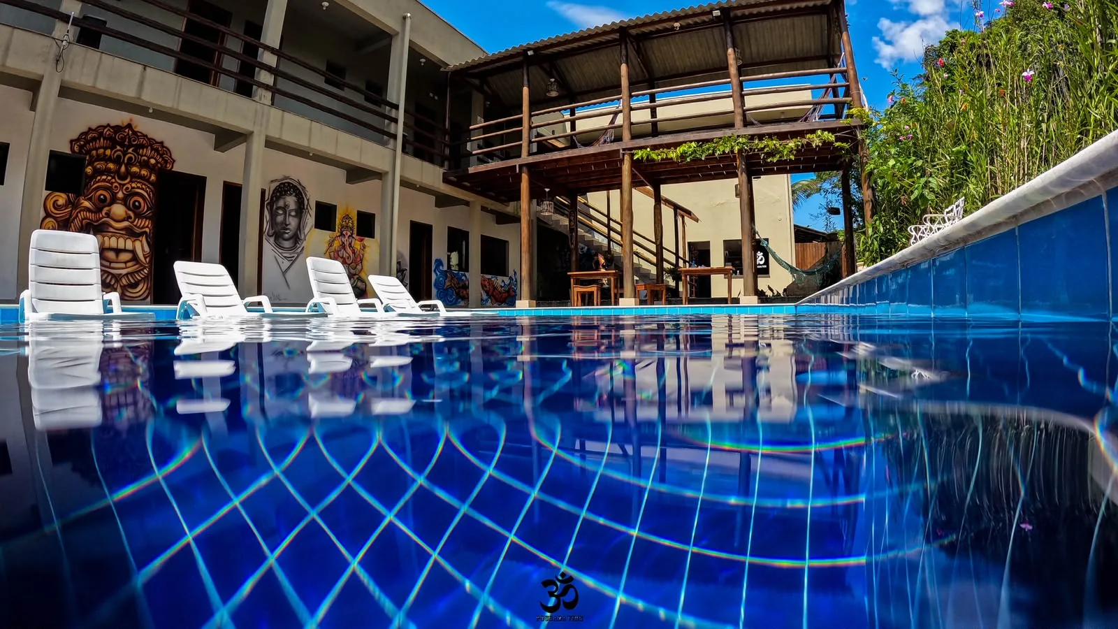 Piscina da Pousada Vibe em Ubatuba, com vista para as áreas da pousada